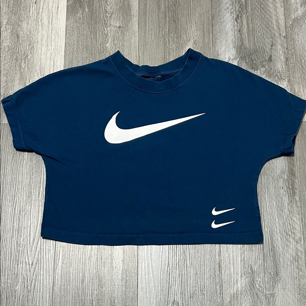 Nike Sportswear Swoosh Cropped T-Shirt in a dark blue color/ Size M